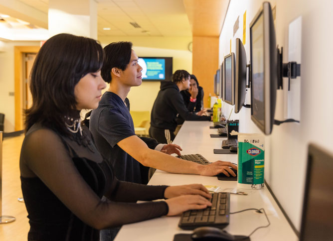 Students using the computers at Oakton College.