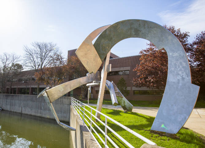 Image of a sculpture on the Oakton Des Plaines campus.
