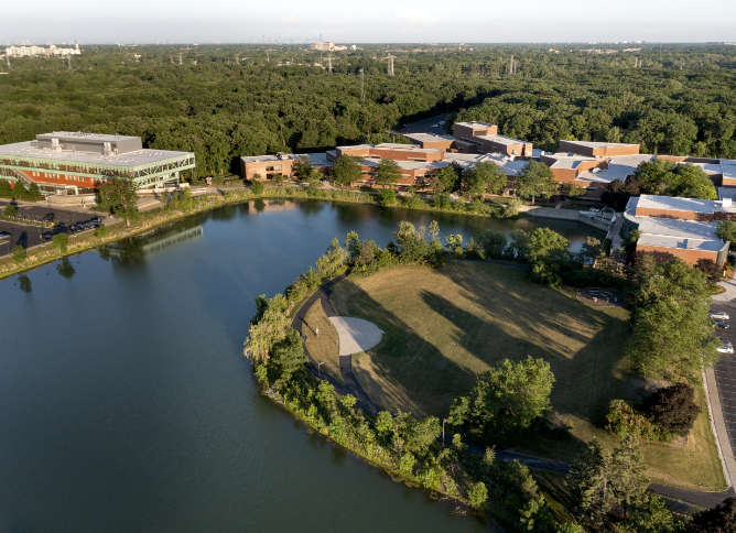 An aerial photo of the Oakton Des Plaines campus.